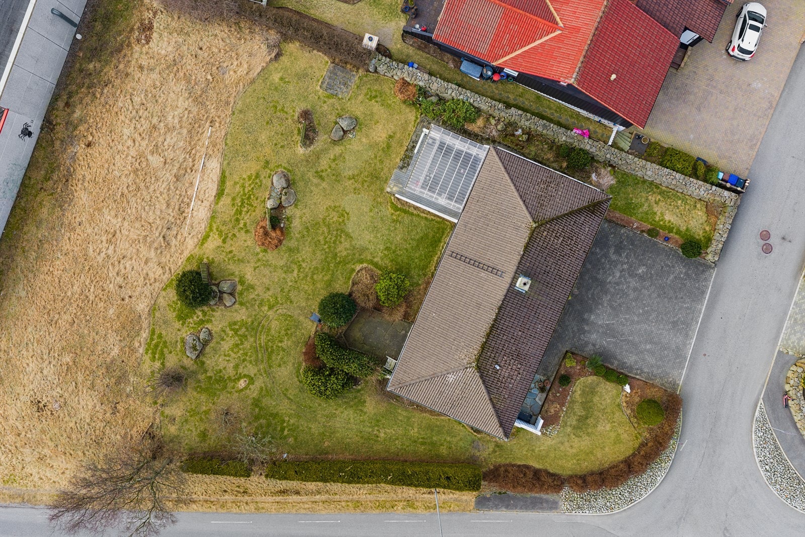 Stor og romslig tomt Gode solforhold. Tomten er over to nivå. Galleribilde