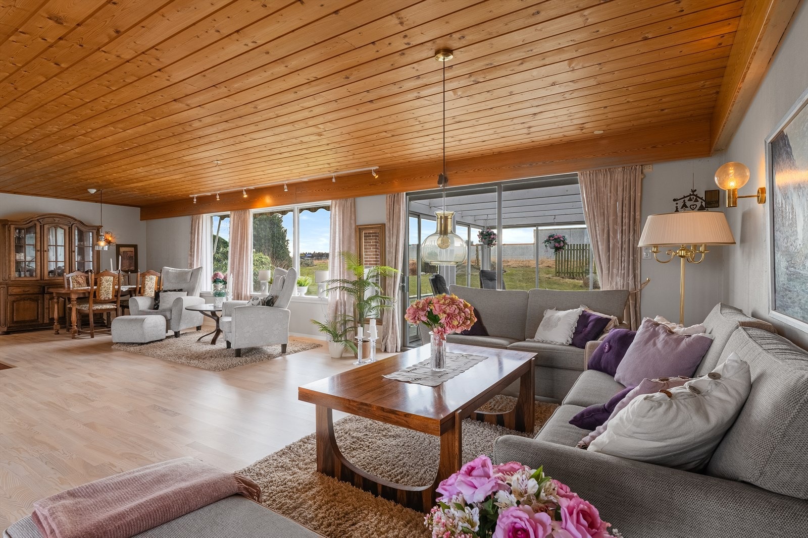 Rikelig med store vindusflater gir naturlig lys. Galleribilde