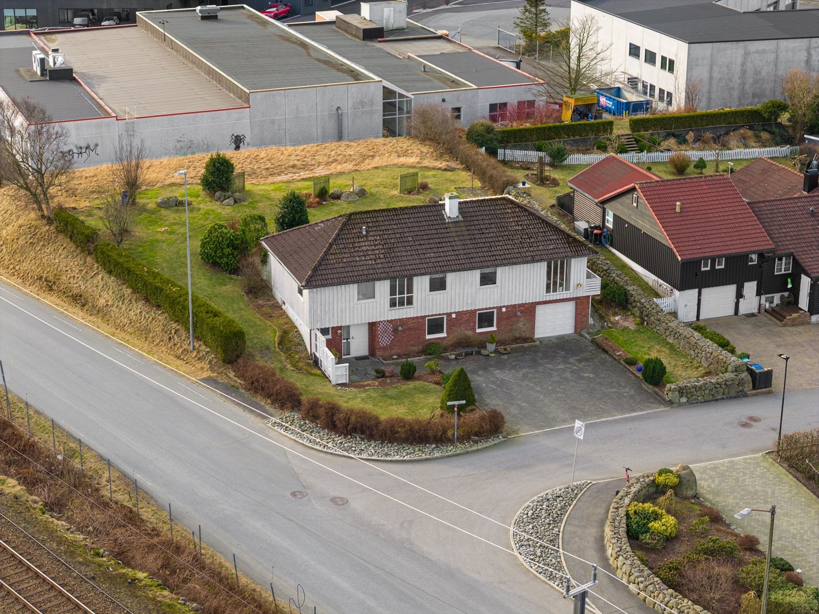 Opparbeidet med gressplen og beplantning. Belegningsstein i gårdsrom. Parkering i garsje og gårdsrom. Galleribilde