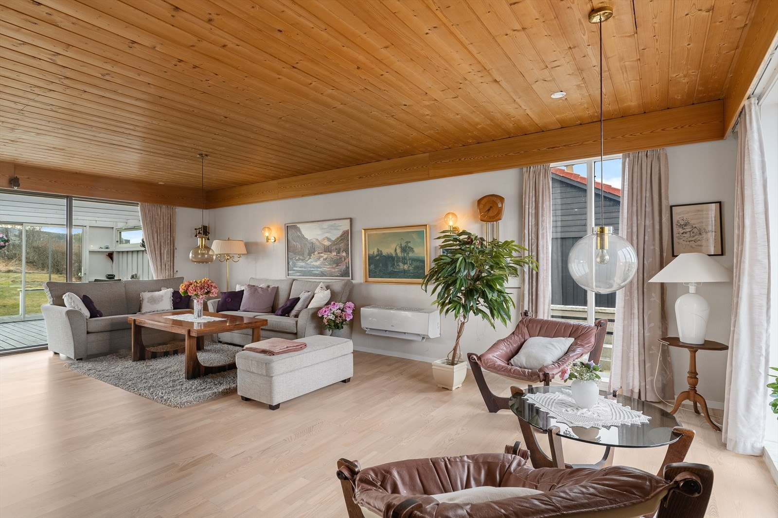 Stue med utgang til hagestue (ikke godkjent). Galleribilde