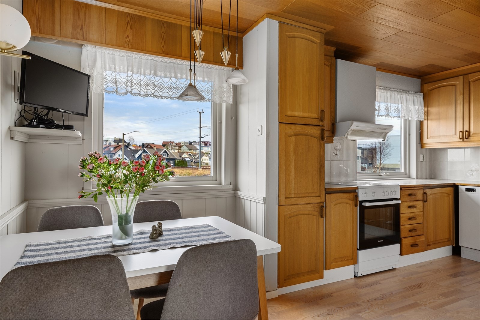 Kjøkken med plass til spisebord. Galleribilde