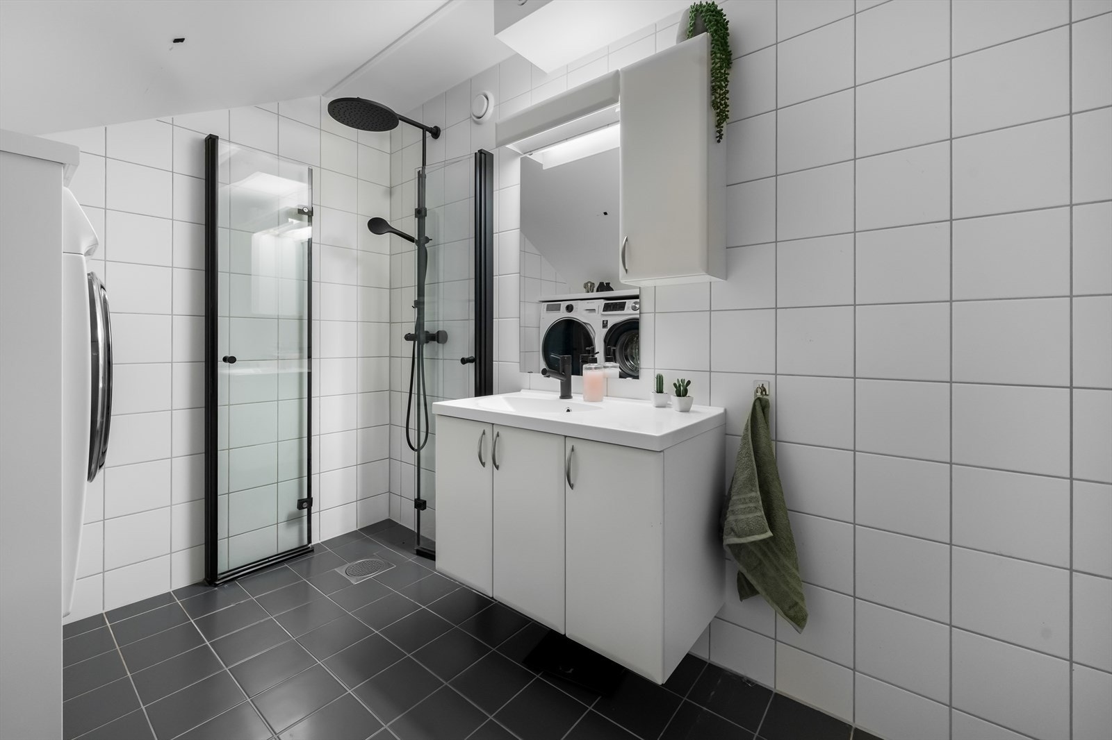 Rommet er av god størrelse med plass til ytterligere møblement Galleribilde