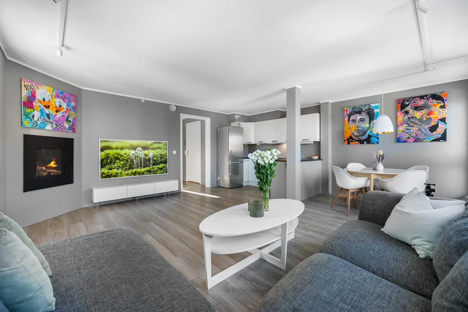 Stuen er av god størrelse med god plass til både spisestue og en stor hjørnesofa. Galleribilde