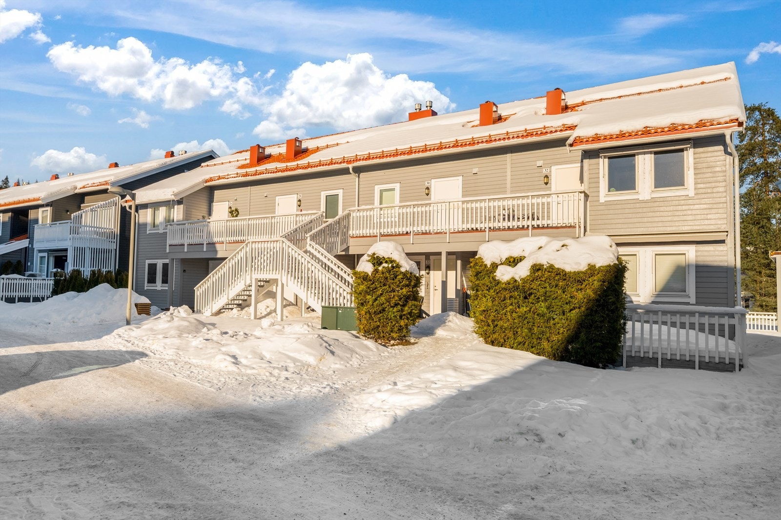 Leiligheten går over to etasjer, 2. etasje og loftsetasjen. Det er adkomst til garasjekjelleren til høyre for bildet Galleribilde