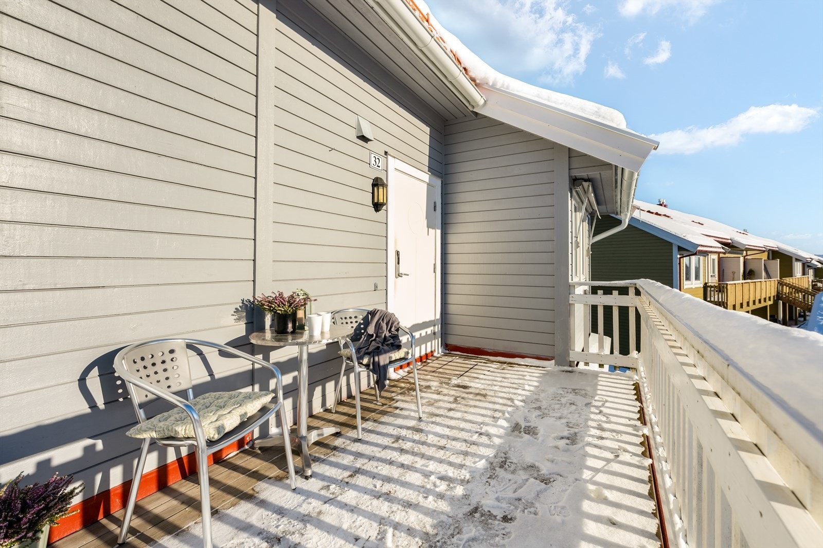 Leiligheten har adkomst i byggets 2. etasje fra et solrikt uteområde med ettermiddags- og kveldssol Galleribilde