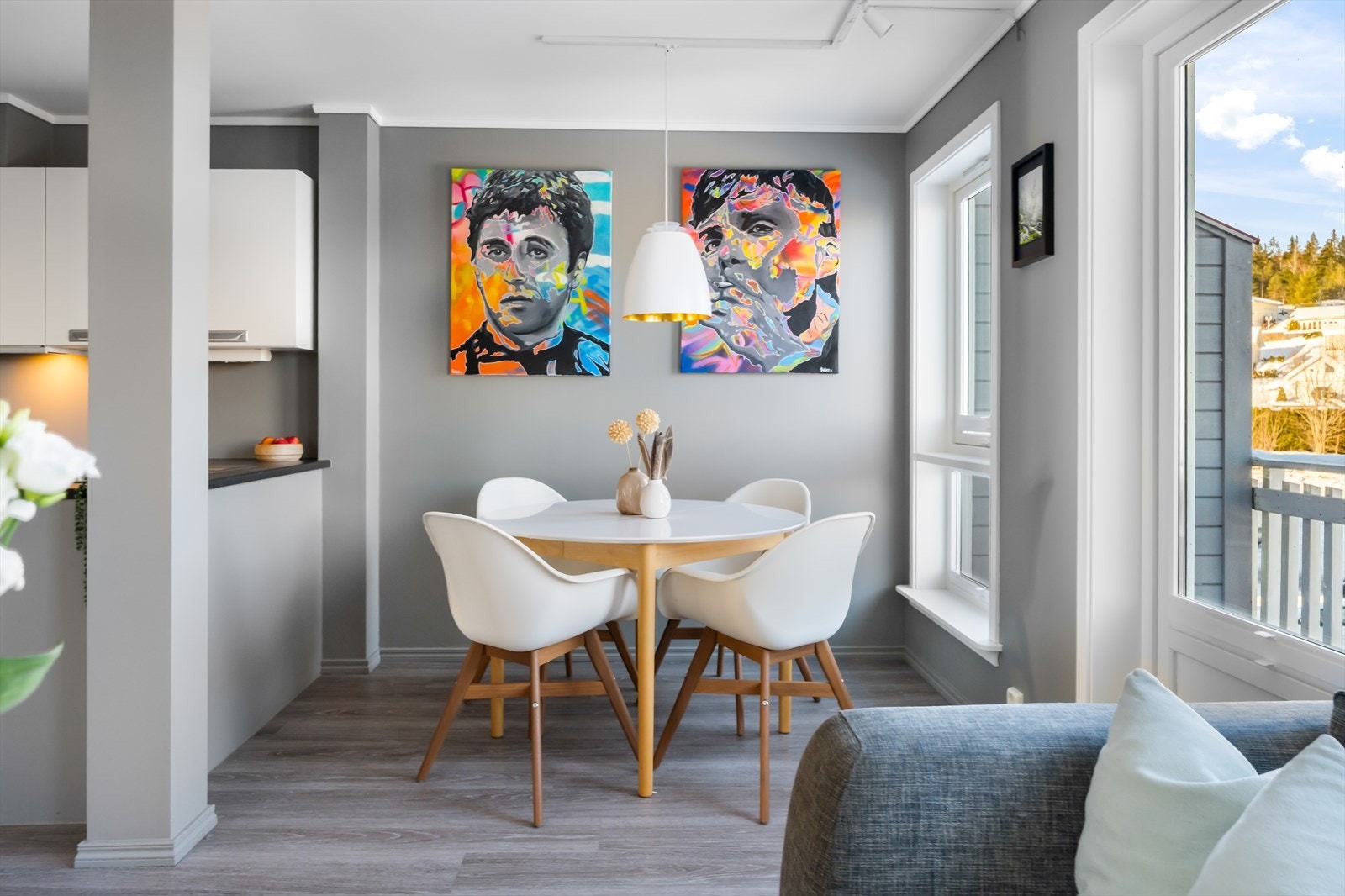 Den naturlige spisestuesonen ligger mellom kjøkkenet og utgangen til balkongen Galleribilde