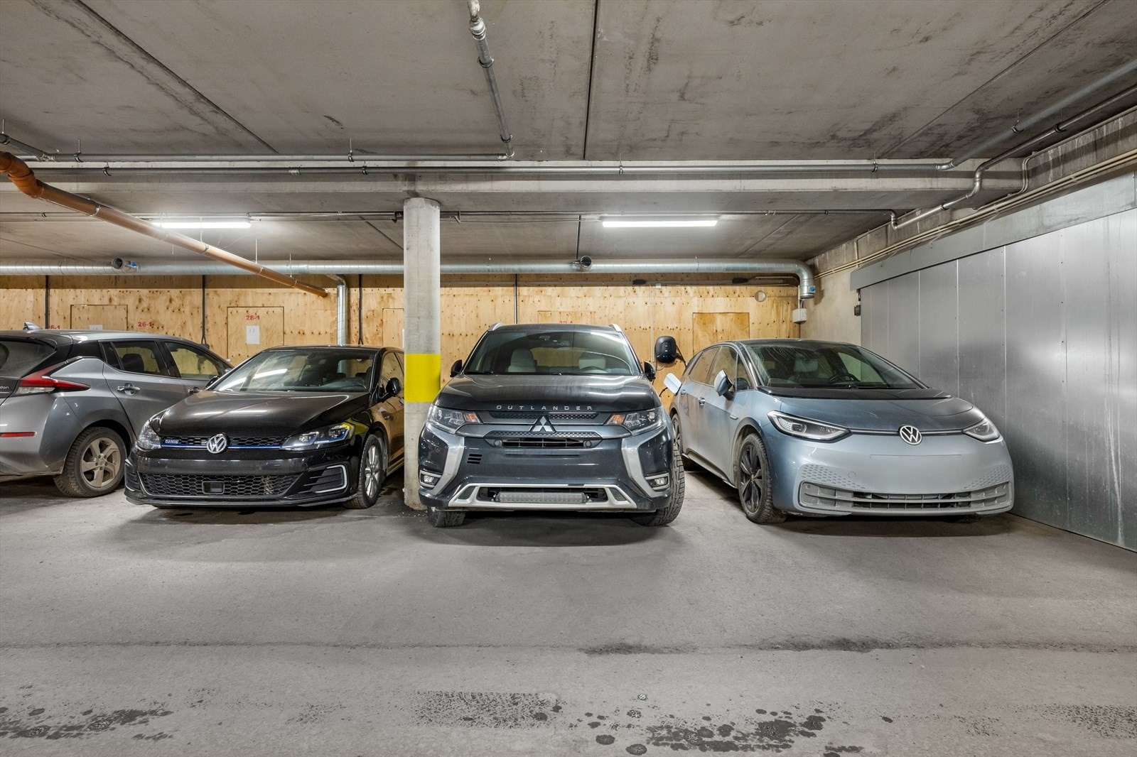 Med leiligheten følger det to garasjeplasser Galleribilde