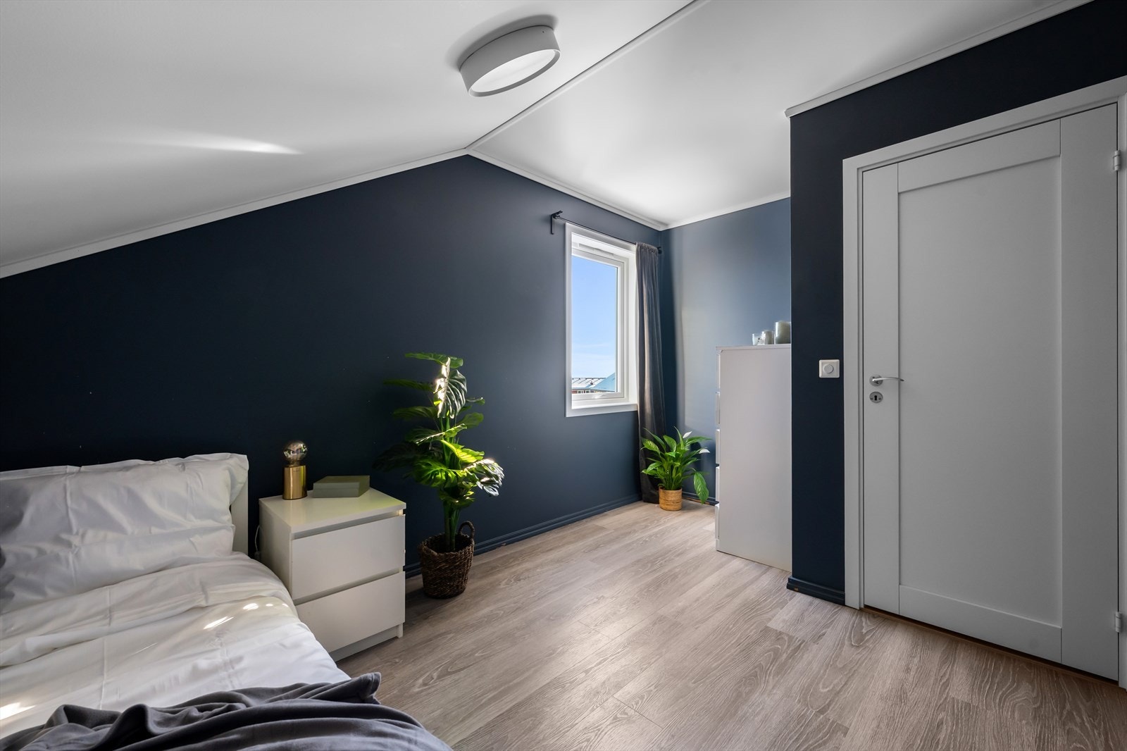 Det andre soverommet i loftsetasjen er også av god størrelse. Her får du i tillegg endevindu som gir flott utsikt og mye dagslys Galleribilde