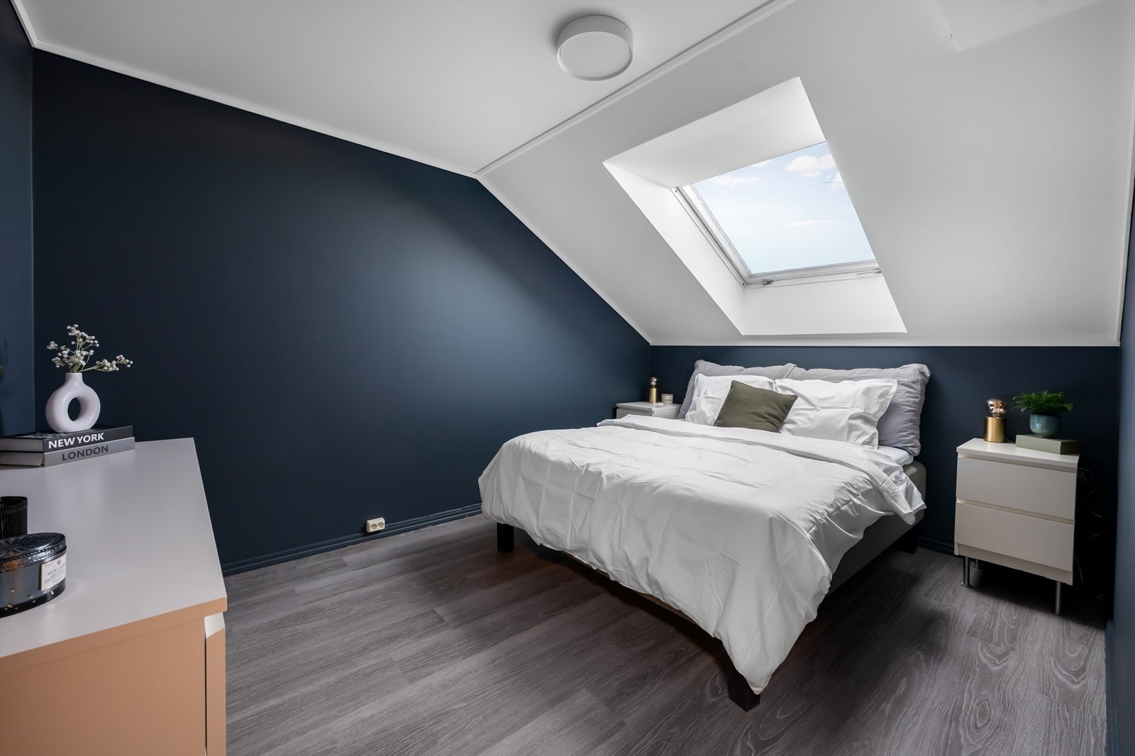 Loftsetasjen inneholder to soverom og bad. Det største soverommet er av svært god størrelse med god plass til flere garderobeløsninger Galleribilde