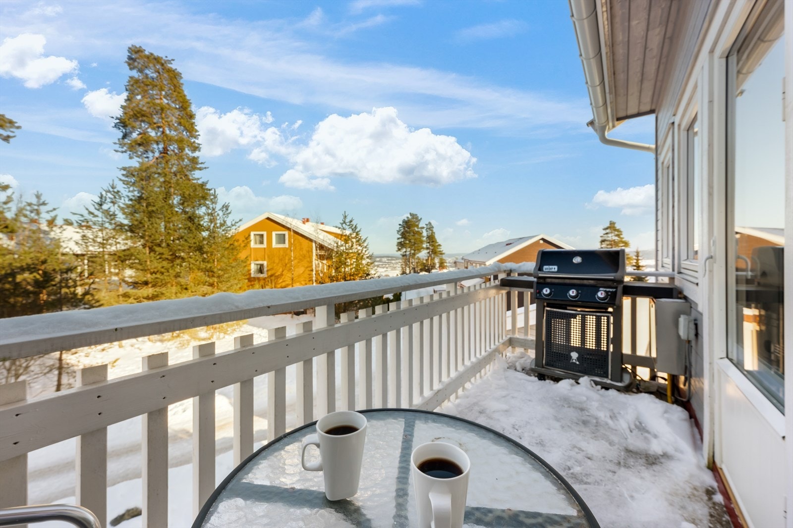 Her er det uttakk til gassgrill og flott utsikt over nærområdet og utover Romerike. Galleribilde