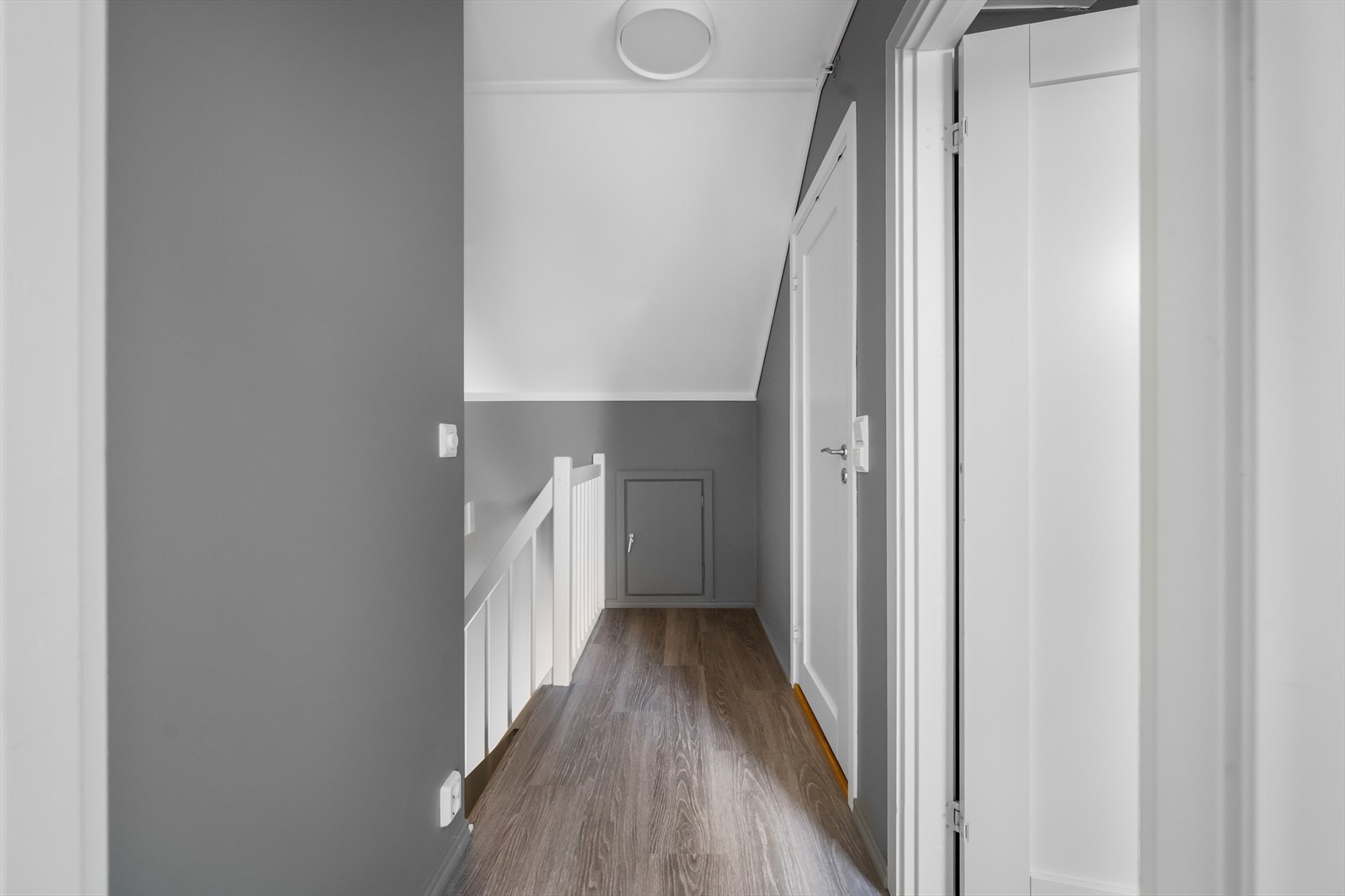 I trapperommet er det også plass til en kontorpult eller lesekrok Galleribilde