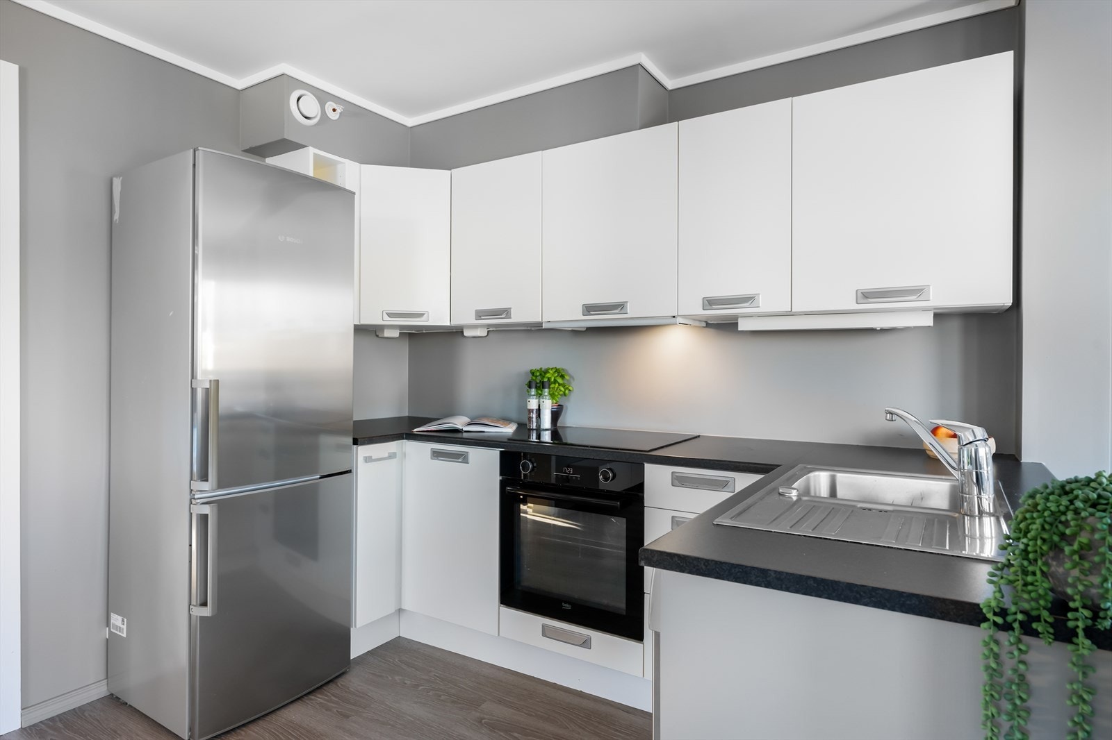 Kjøkkeninnredning i U-form med mulighet for utvidelse ved behov Galleribilde