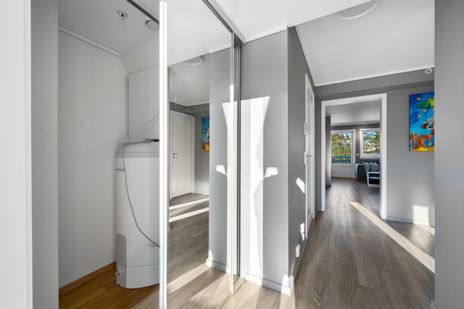 Innenfor døren blir du møtt av en lys entré hvor den gjennomgående planløsningen gir godt med dagslys. Galleribilde