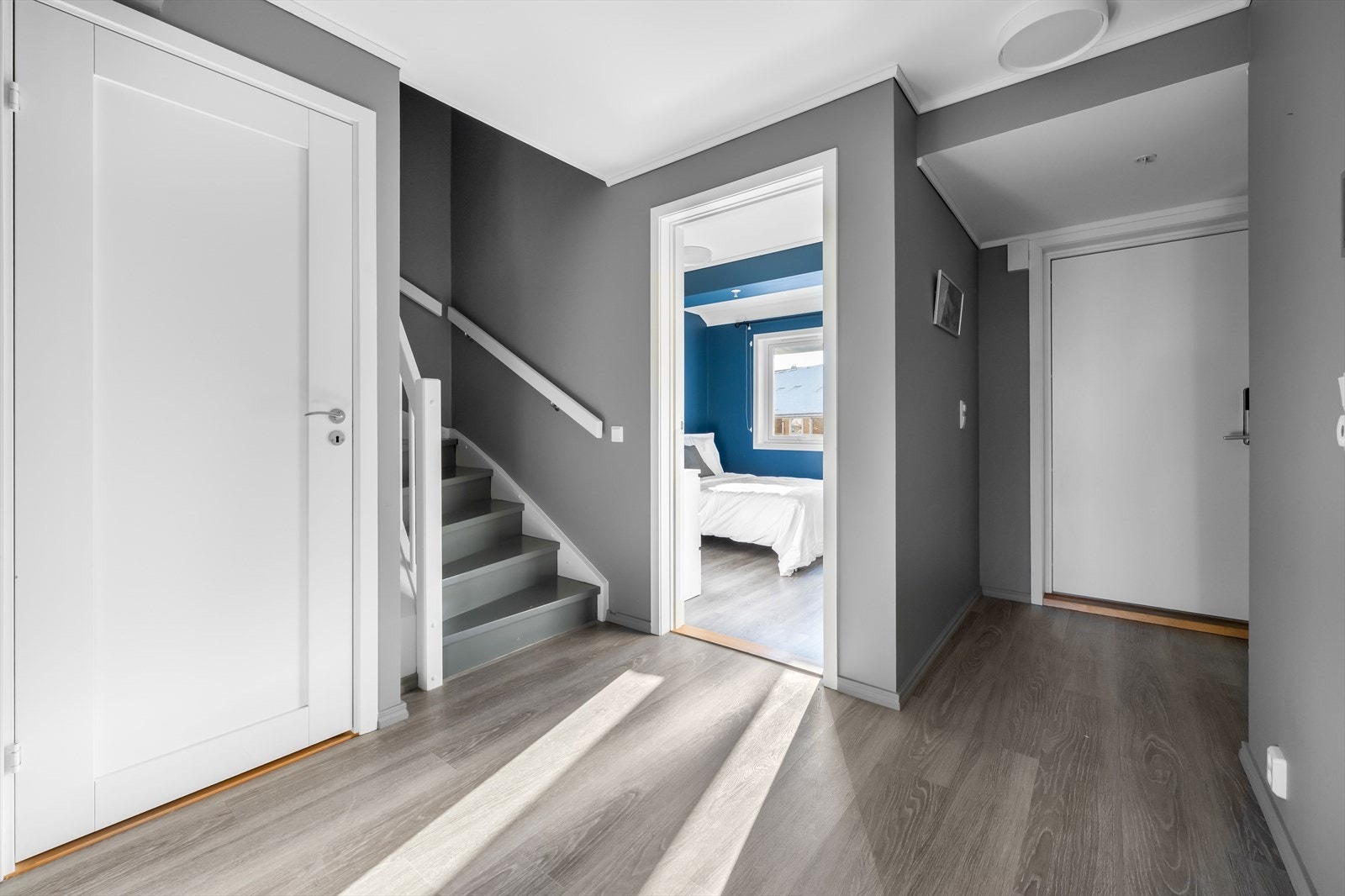 Fra gangen har du adkomst til praktisk bod under trappen, soverom, bad til høyre og loftsetasjen opp trappen Galleribilde