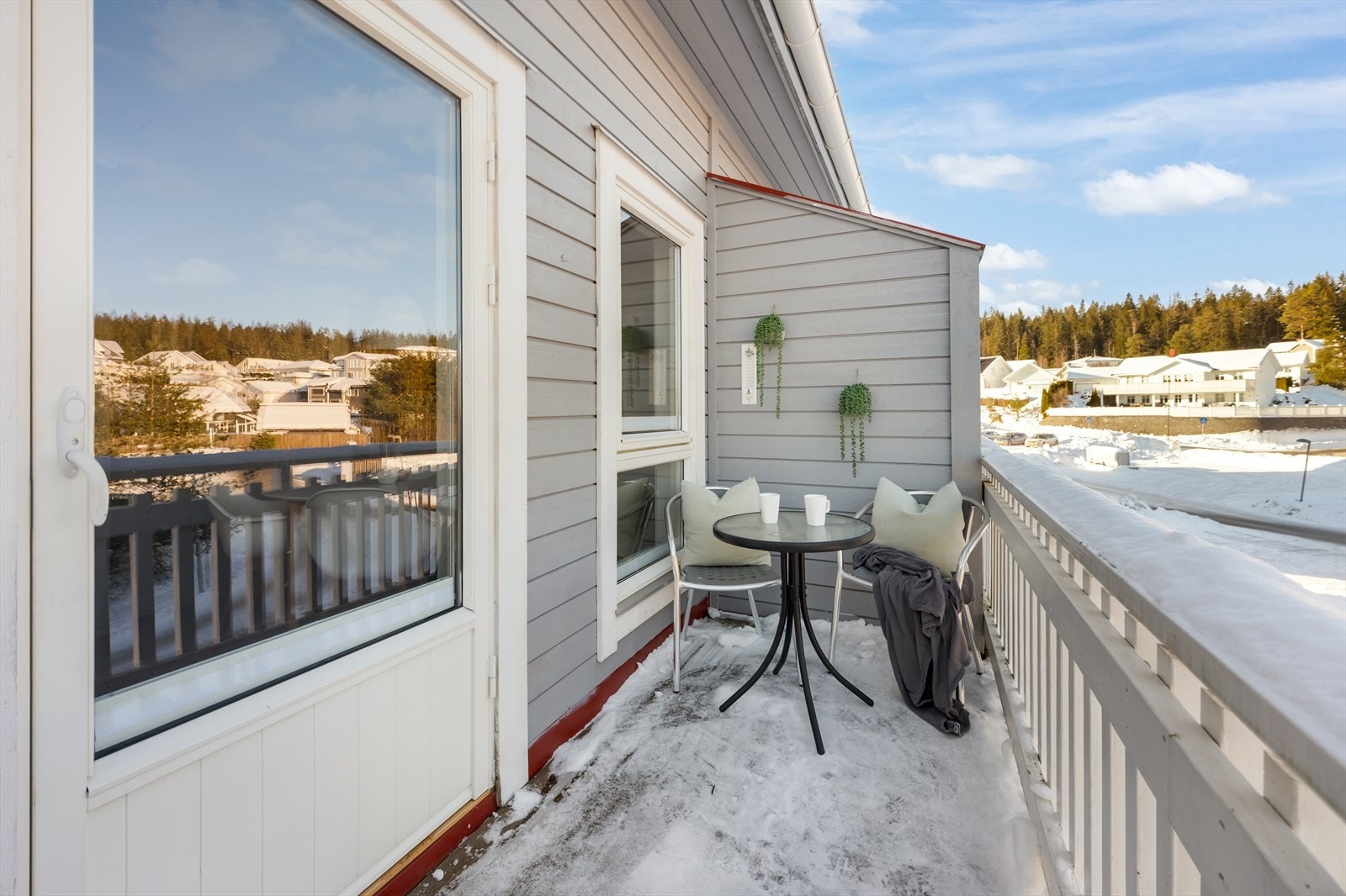 Balkongen vender mot nordøst hvor man kan nyte formiddagssolen, eller trekke seg tilbake på de varmeste sommerdagene Galleribilde