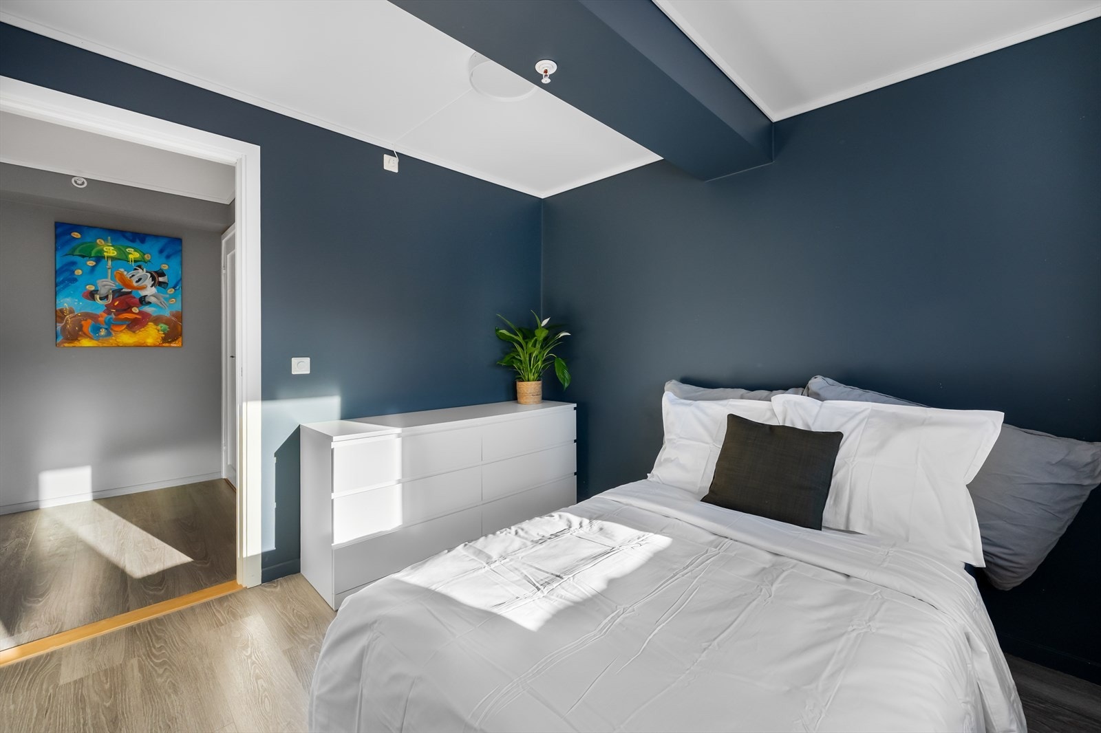 Soverommet i 1. etasje er av god størrelse med plass til dobbeltseng og garderobeskap Galleribilde