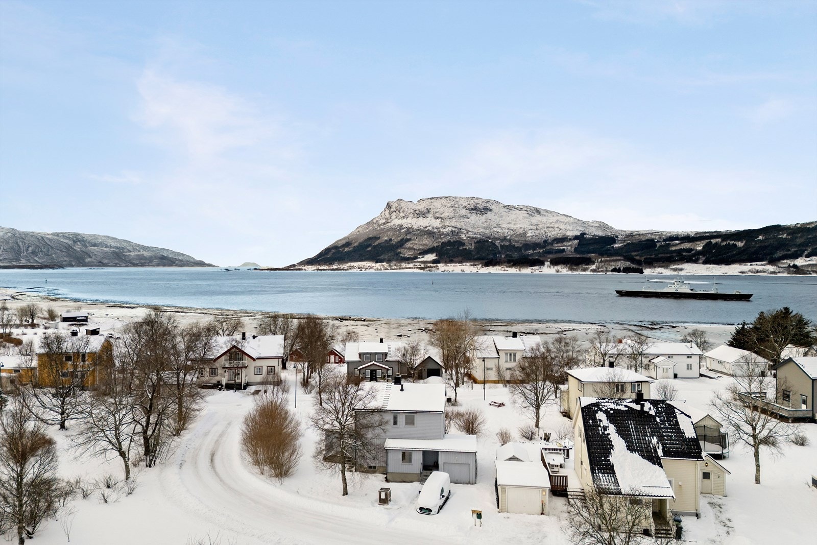 Eiendommen ligger i sentrum av Nesna. Gåavstand til det meste Nesna har å by på, som butikker, kafeer, skole, høyskole, barnehage, fergekai og busstopp. Nærhet til fine turområder. Galleribilde