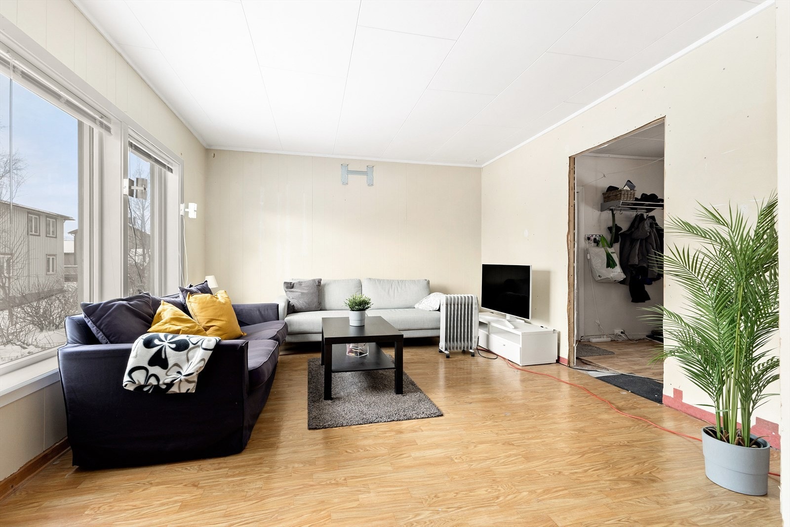 Enebolig over 2 etasjer + kjeller. Det er også garasje. Galleribilde