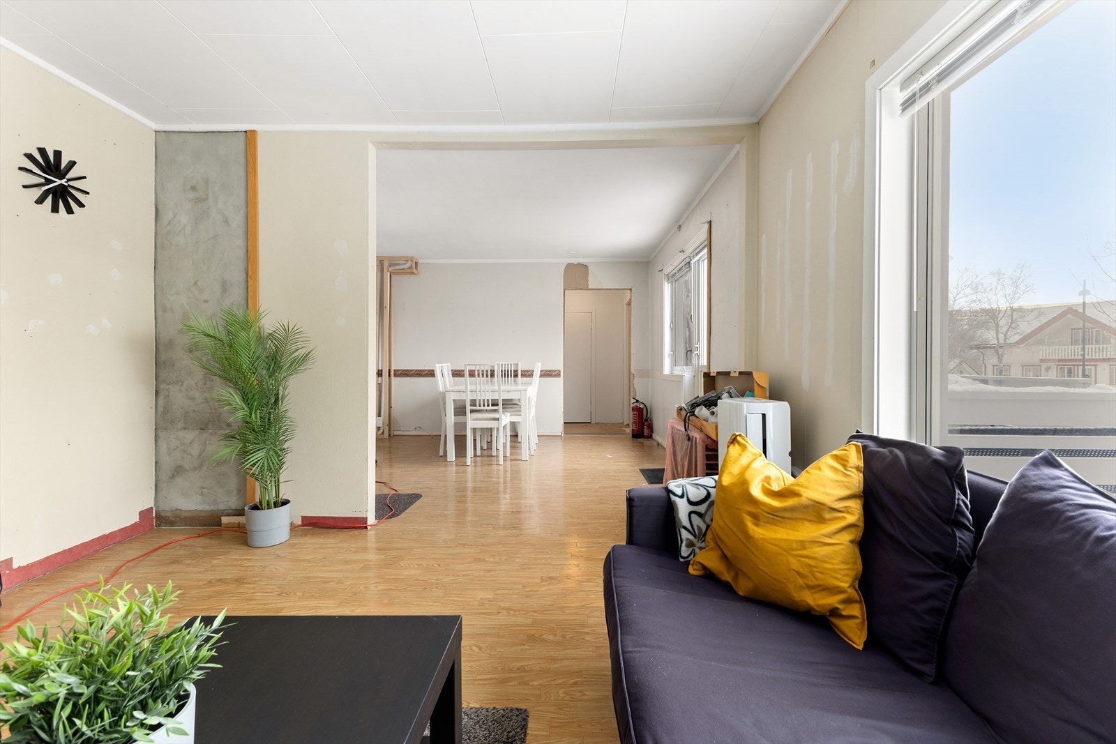 I boligens 1. etasje er det vindfang, gang, bad, trapperom, stue, kjøkken, gang, bod, soverom, bad og vaskerom. Galleribilde