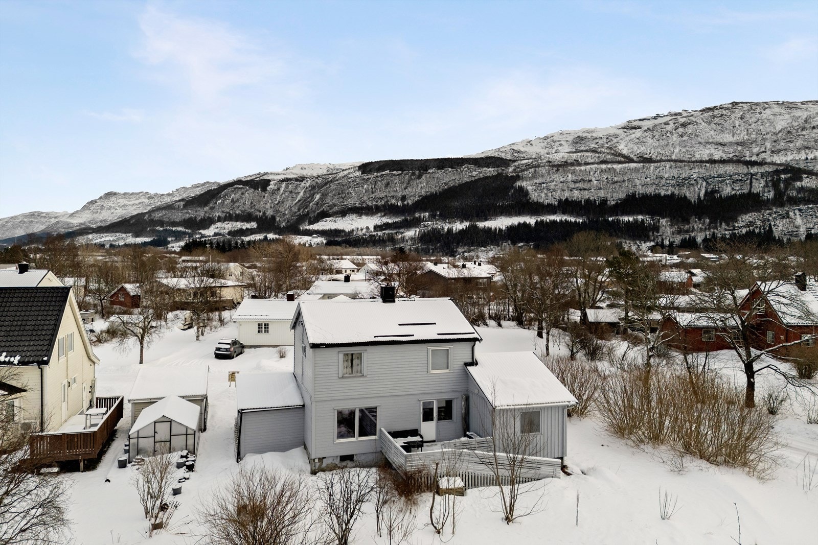 Tomten er romslig, er opparbeidet med plen og diverse beplantning Galleribilde