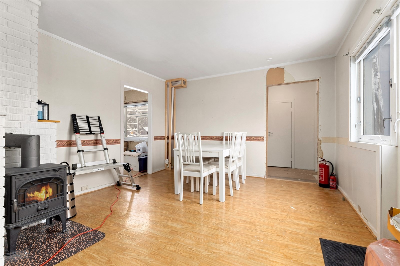 Boligen er under/påbegynt innvendig oppussing, en del oppgraderinger og oppussing/komplettering må påberegnes. Galleribilde