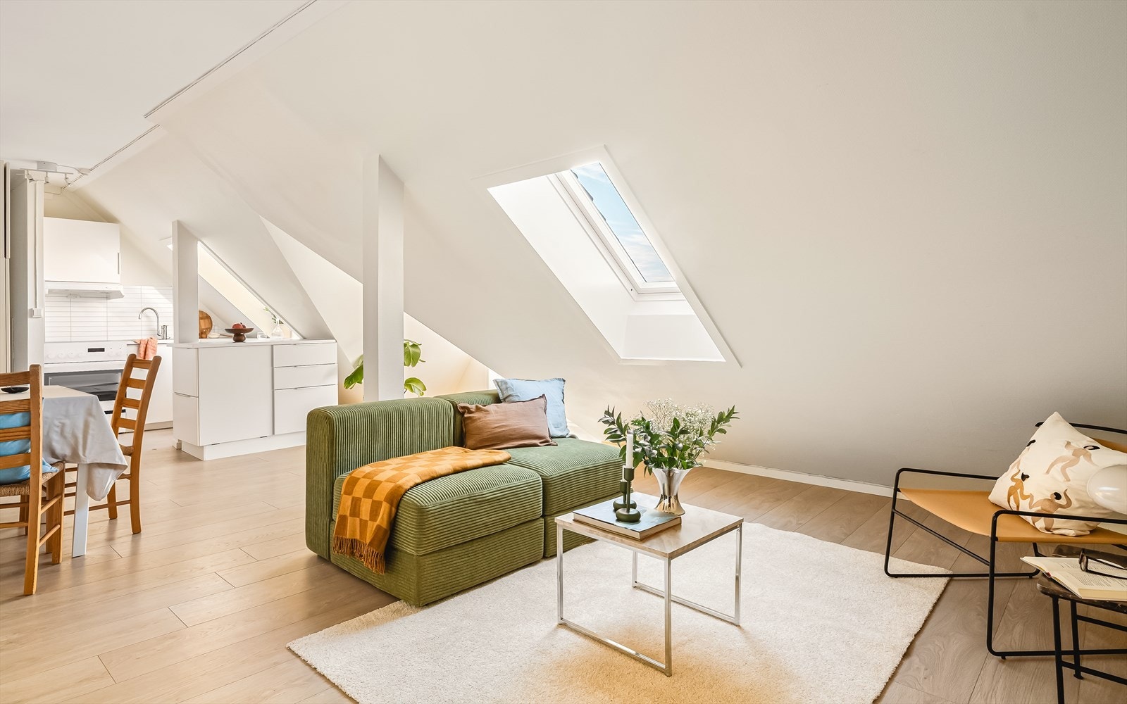 Store vindusflater fyller leiligheten med lys og god stemning. Galleribilde