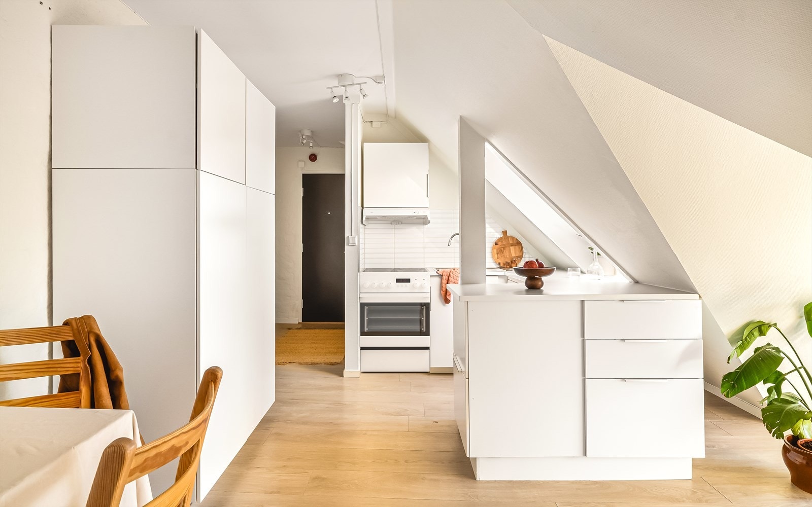 Meget god skap- og benkeplass. Galleribilde