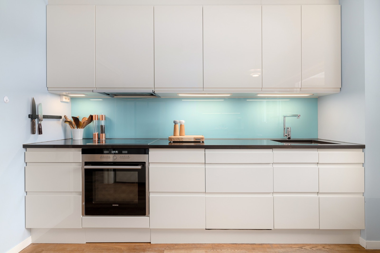 Kjøkkenet har gode arbeidsflater og rikelig med oppbevaringsplass. Galleribilde