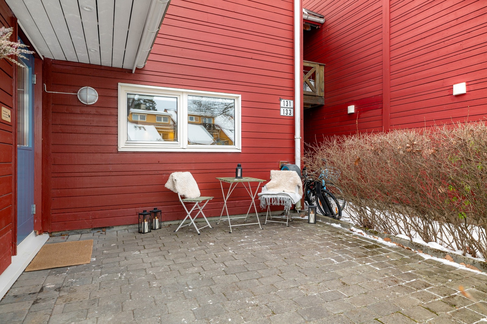 Hyggelig, overbygd inngangsparti. Galleribilde