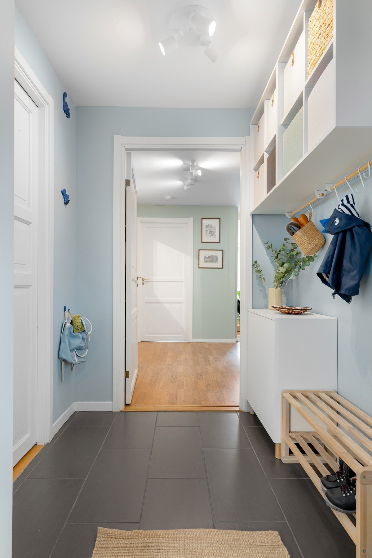 Fra hallen er det adkomst til en flislagt entré med behagelig gulvvarme. Galleribilde