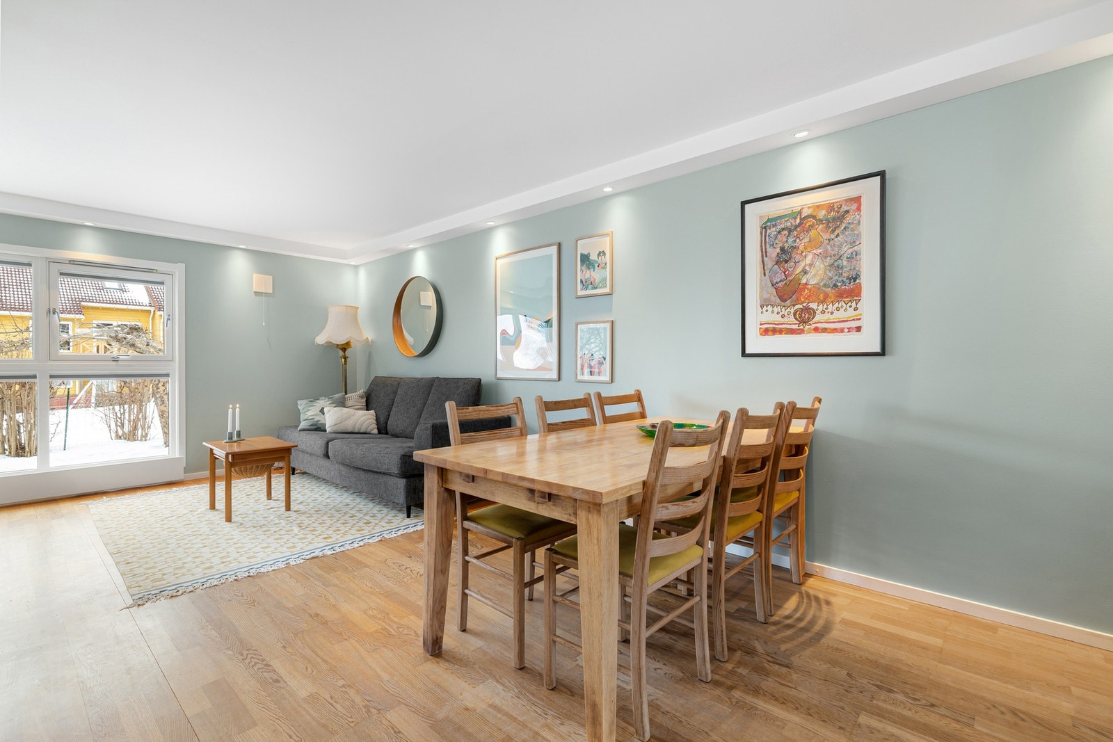 Overflater malt i lyse fargetoner, kombinert med trestavs parkett på gulv. Galleribilde