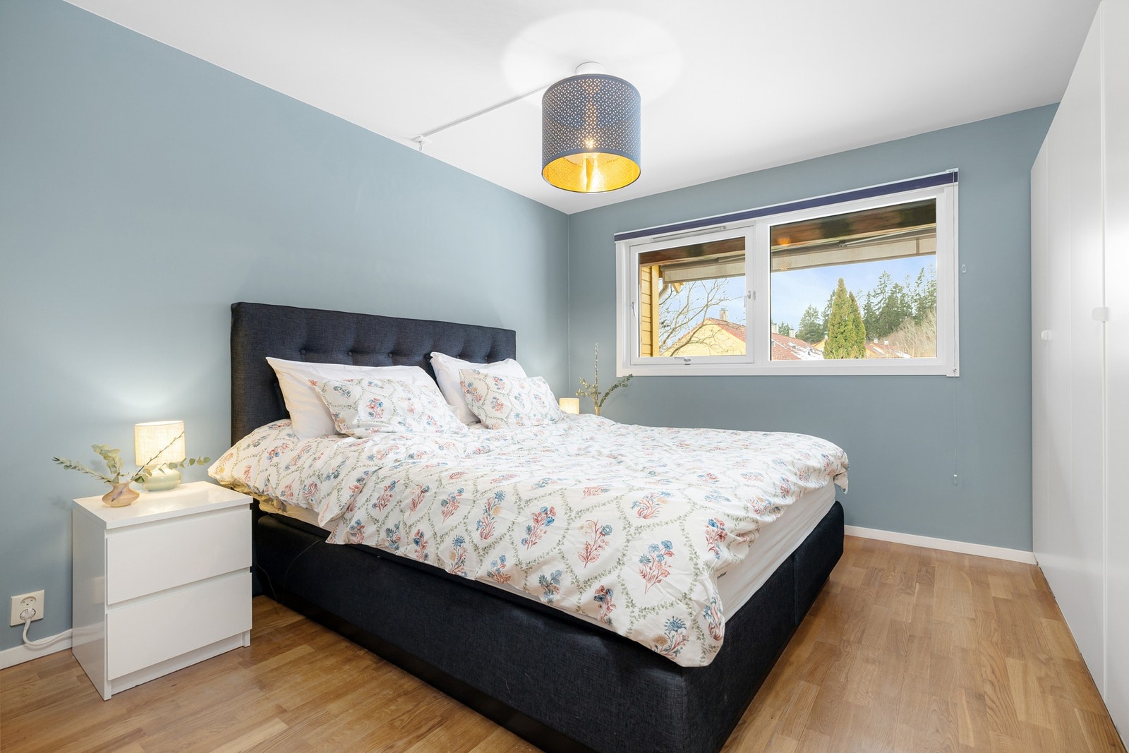 Hovedsoverommet er av god størrelse med god plass til dobbeltseng, tilhørende nattbord og ulike oppbevaringsløsninger. Galleribilde