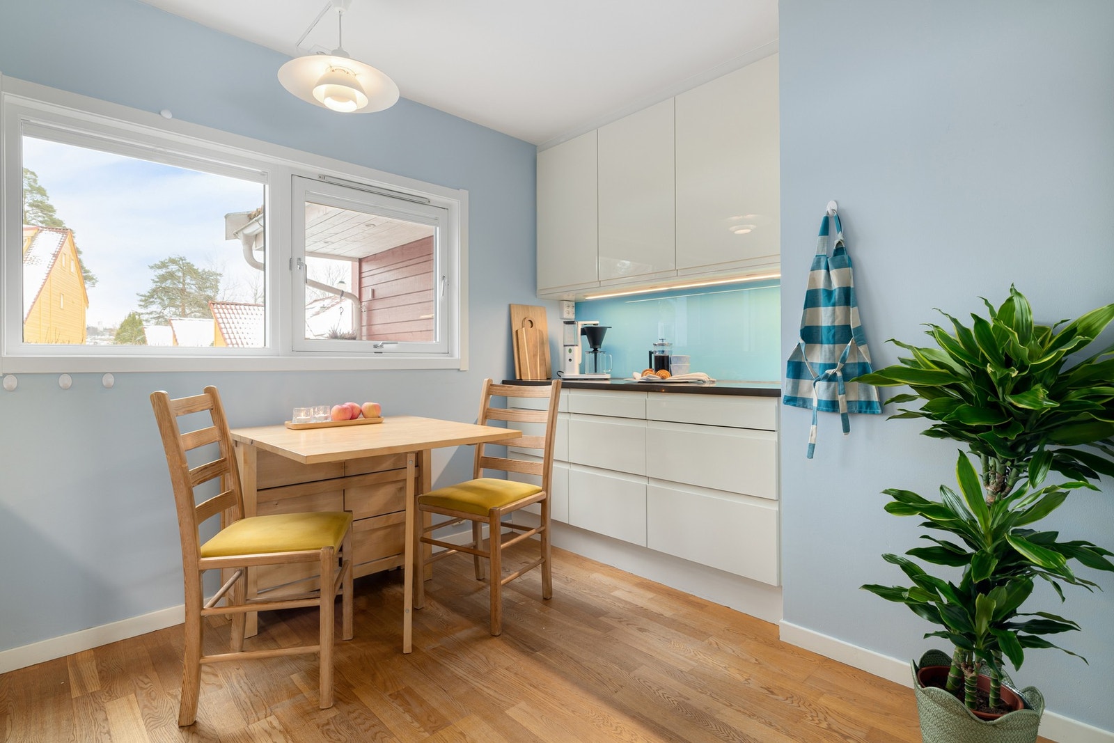 Vindusflatene gir utsyn mot Jesper-lekeplassen og bidrar til et oversiktlig uteområde hvor barn kan leke fritt mens man oppholder seg på kjøkkenet. Galleribilde