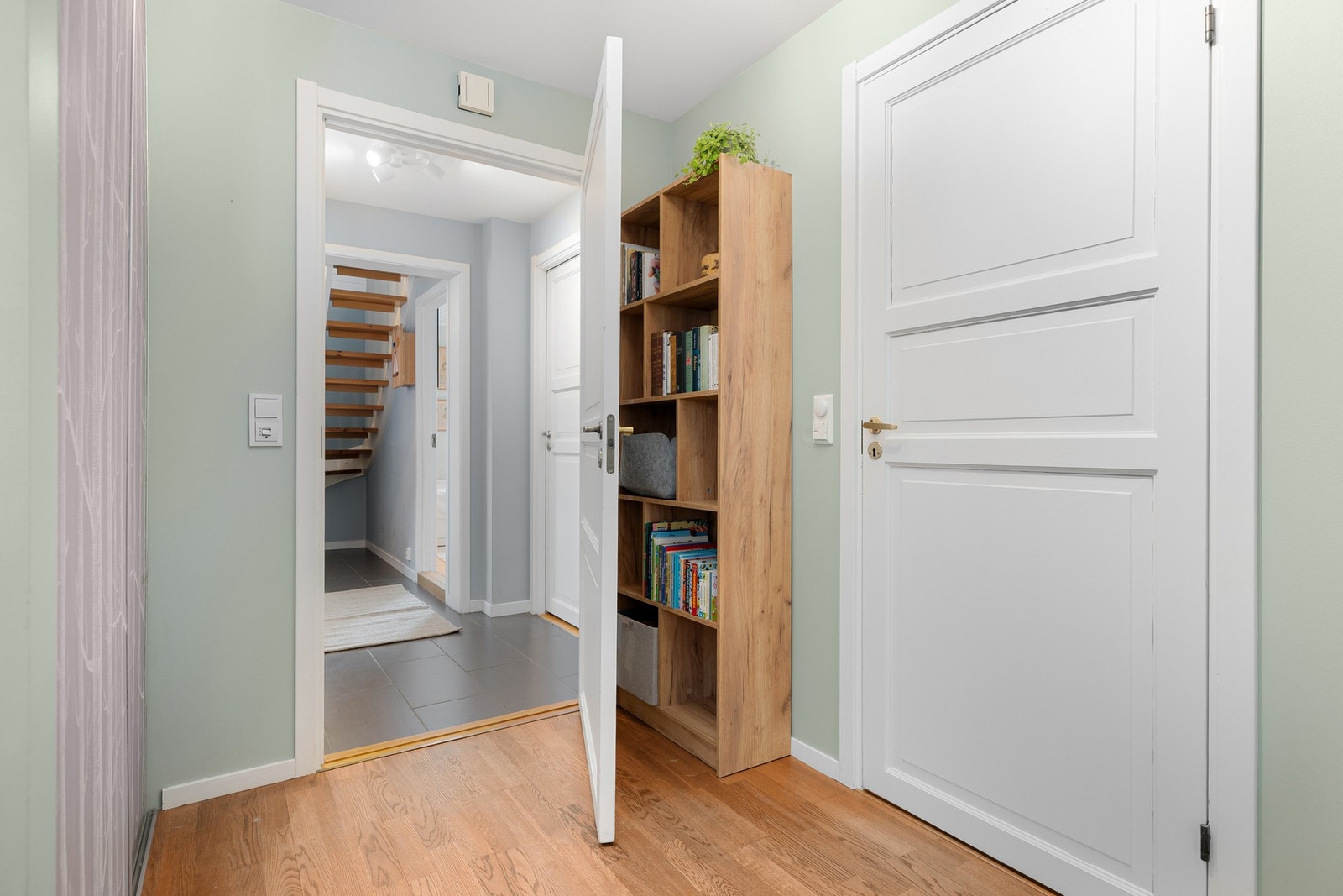 Hallen fungerer som et praktisk knutepunkt for stue, hovedsoverom og bad. Galleribilde