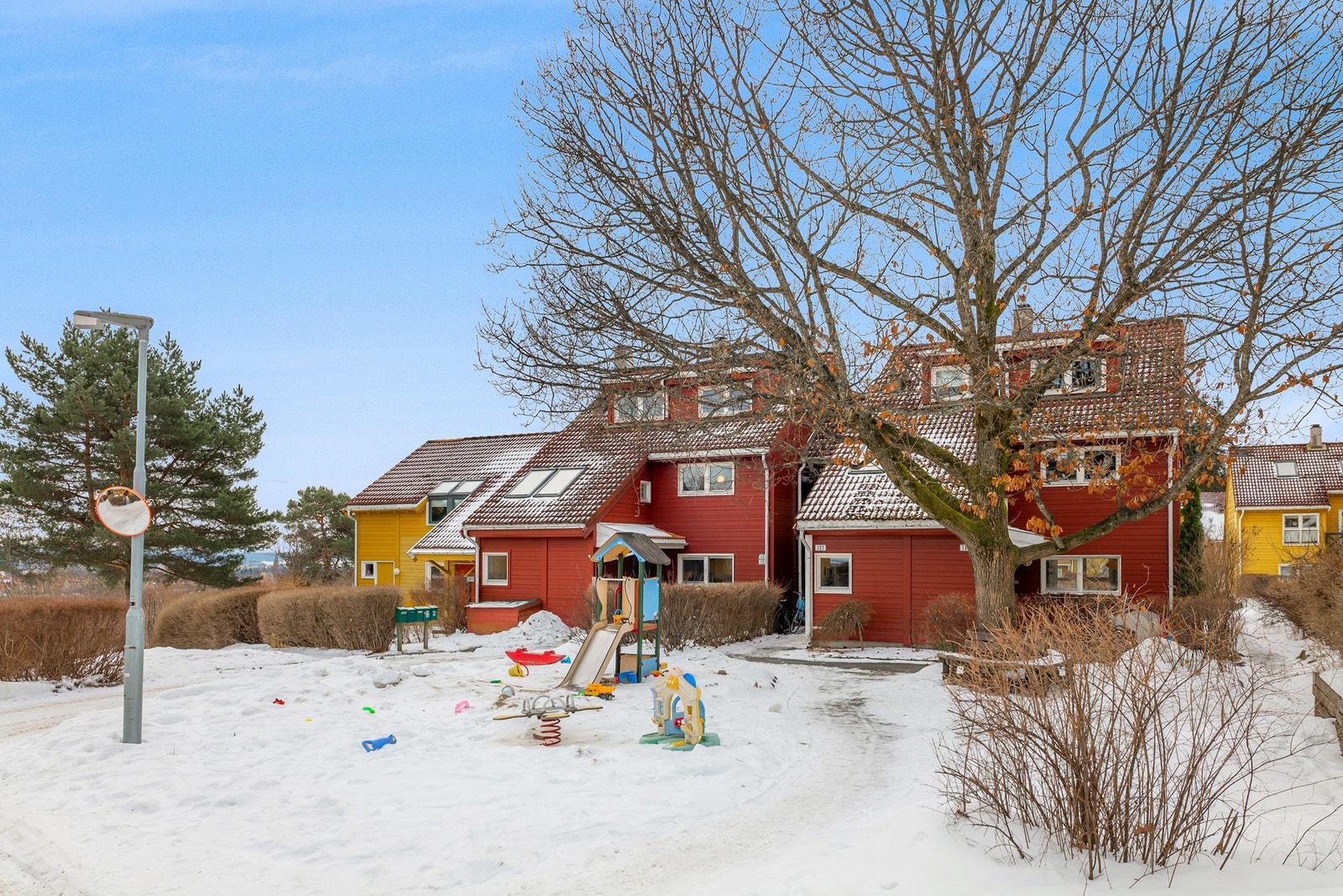 En familievennlig rekkehusleilighet med etterspurt plassering på et barnevennlig tun i Øvre Sogn brl. Galleribilde