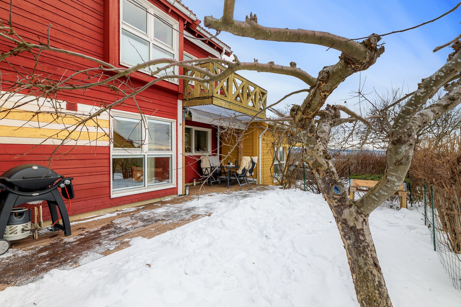 Fra stuen er det utgang til en markterrasse på ca. 20 m², som danner et naturlig uterom for både avslapning og sosialt samvær. Galleribilde