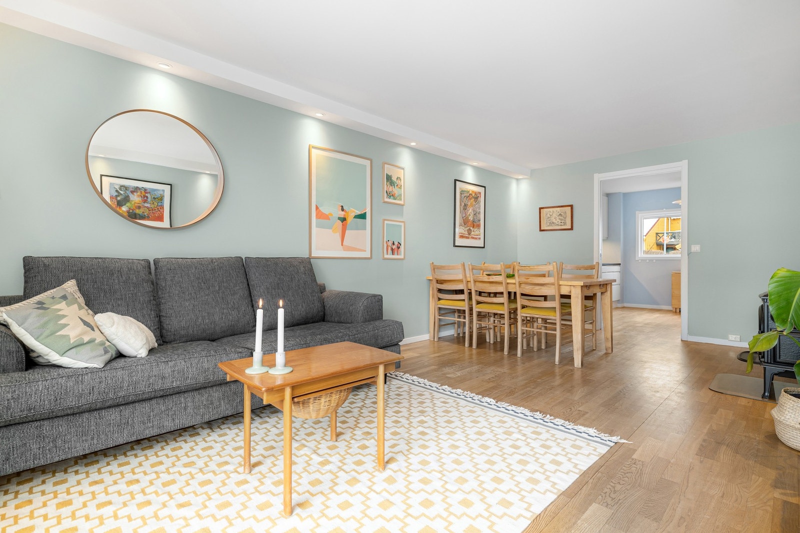 Gjennomgående planløsning gir en god romfølelse og hyggelig atmosfære. Galleribilde