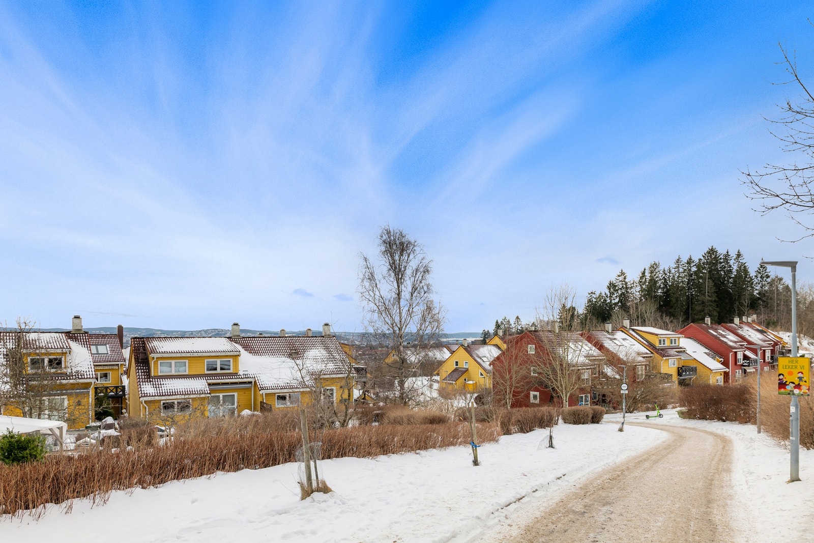 Borettslaget har en unik plassering innerst i blindvei, tett på både marka og byen. Galleribilde
