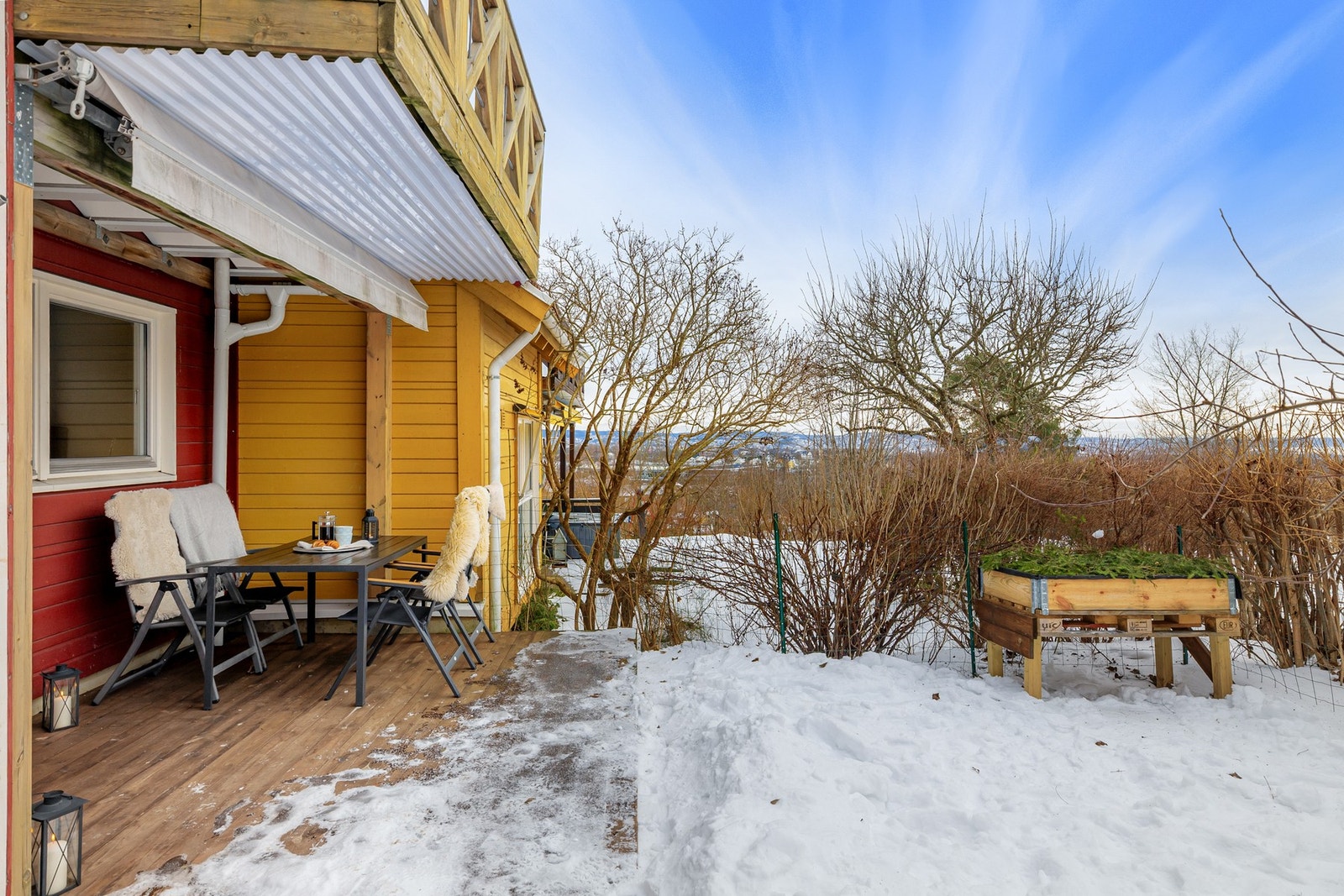 En del av terrassen er trukket inn i fasaden, noe som gir en skjermet uteplass med overbygg og manuell markise, godt tilpasset bruk gjennom store deler av sesongen. Galleribilde