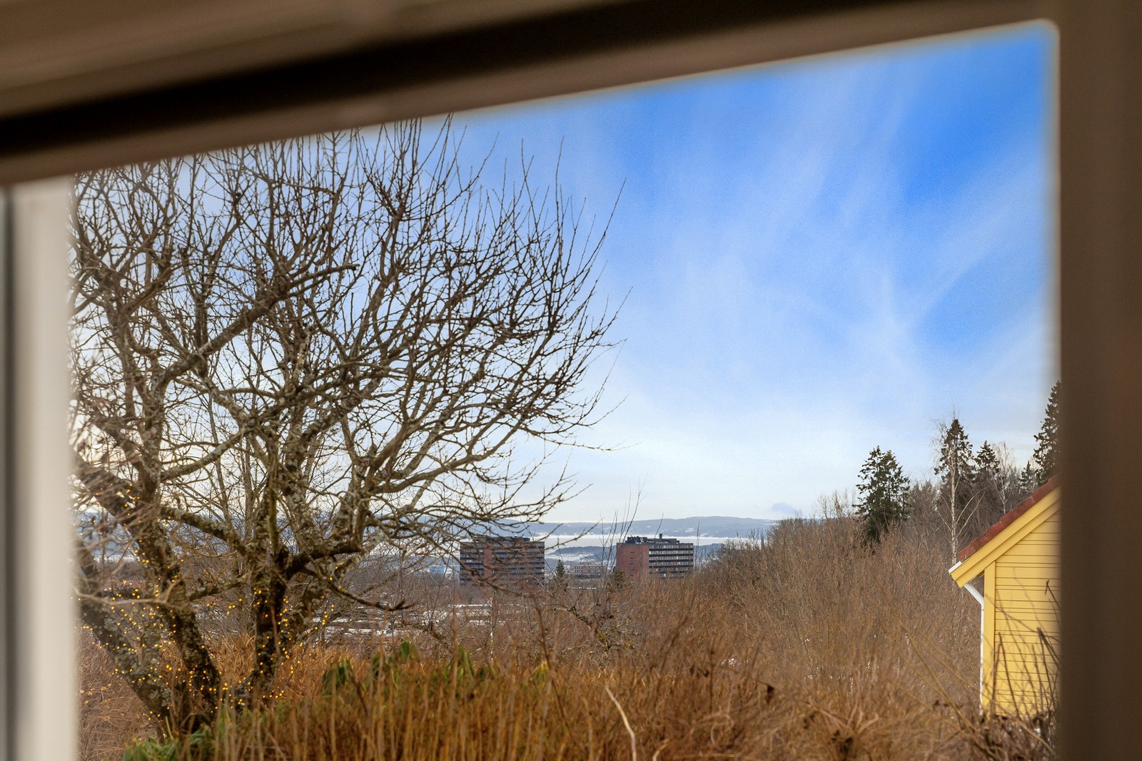 Sjøgløtt fra stue og uteplass. Galleribilde