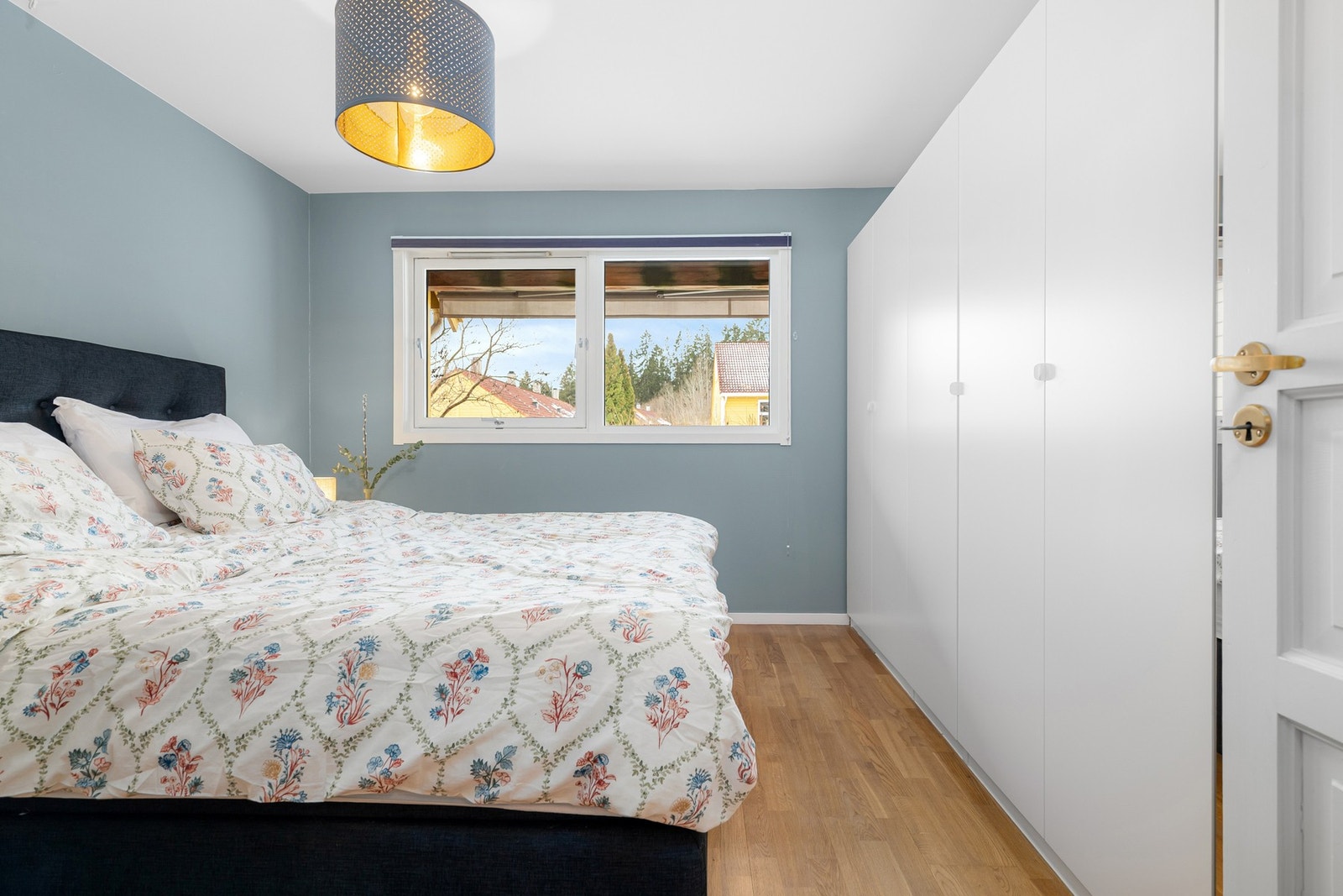 Rommet er innredet med et stort garderobeskap. Galleribilde