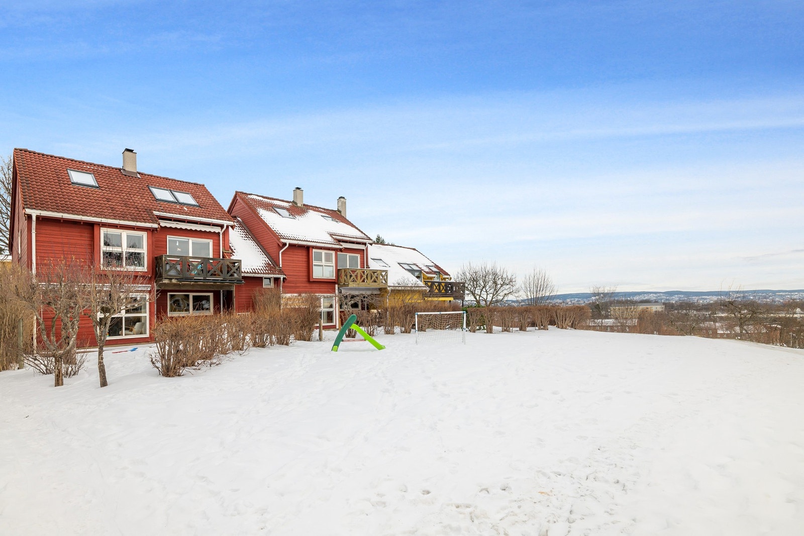 Høyt og fritt beliggende med utsikt over byen. Galleribilde