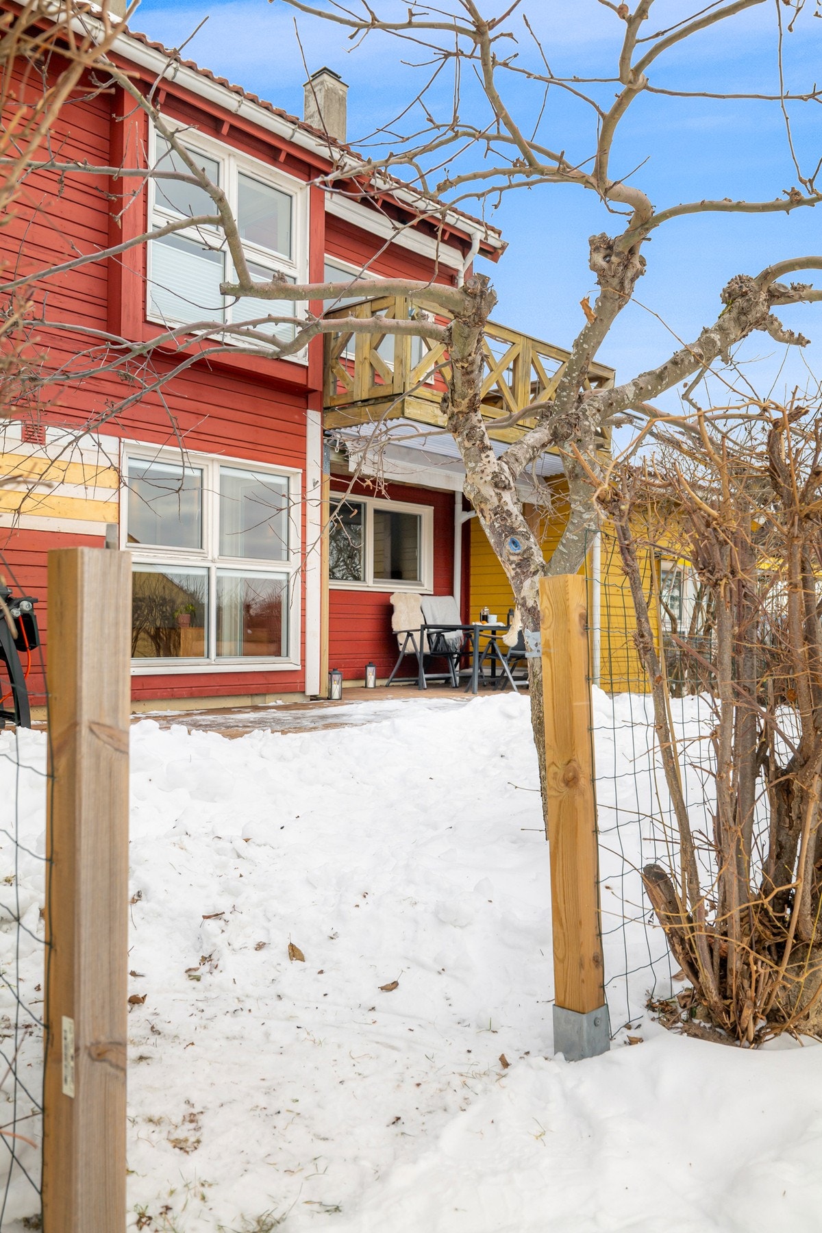 Fra hagen er det direkte adkomst til et større felles grøntområde, som bidrar til en åpen og luftig følelse rundt boligen. Galleribilde