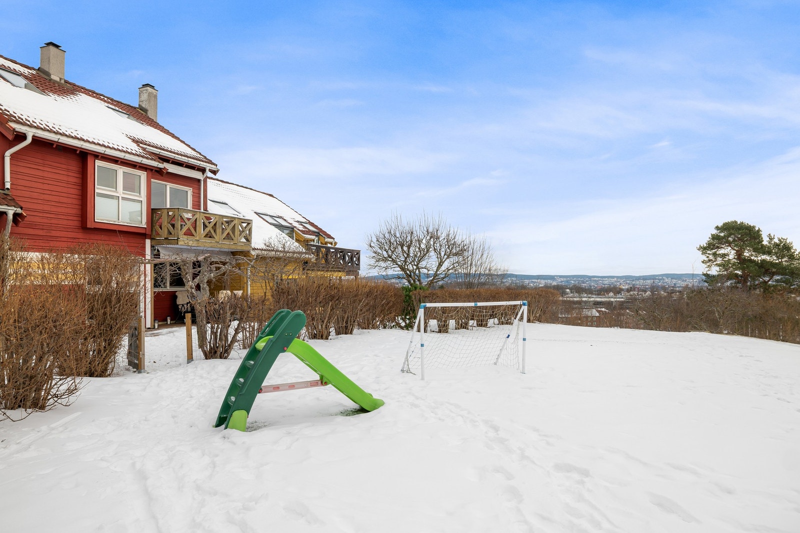 God oversikt mot fellesarealene, noe som gjør det enkelt å følge med på lek og aktivitet. Galleribilde