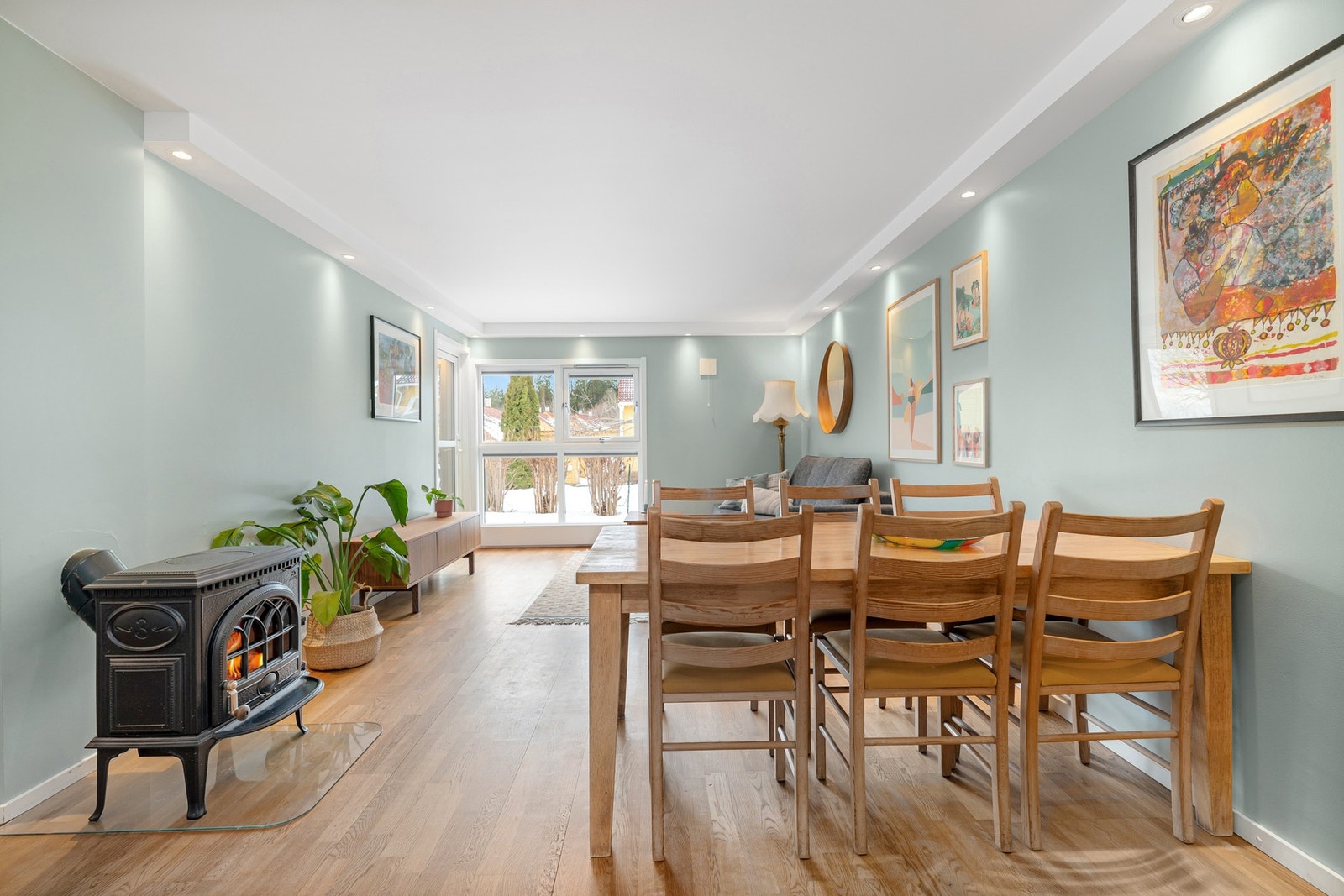 Lys og delikat stue med gode møbleringsmuligheter. Galleribilde