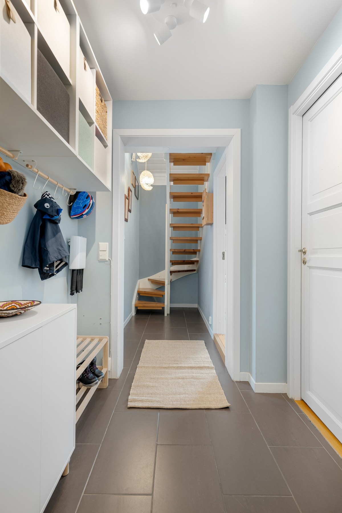 Her er det rikelig med plass til oppheng av yttertøy. Galleribilde