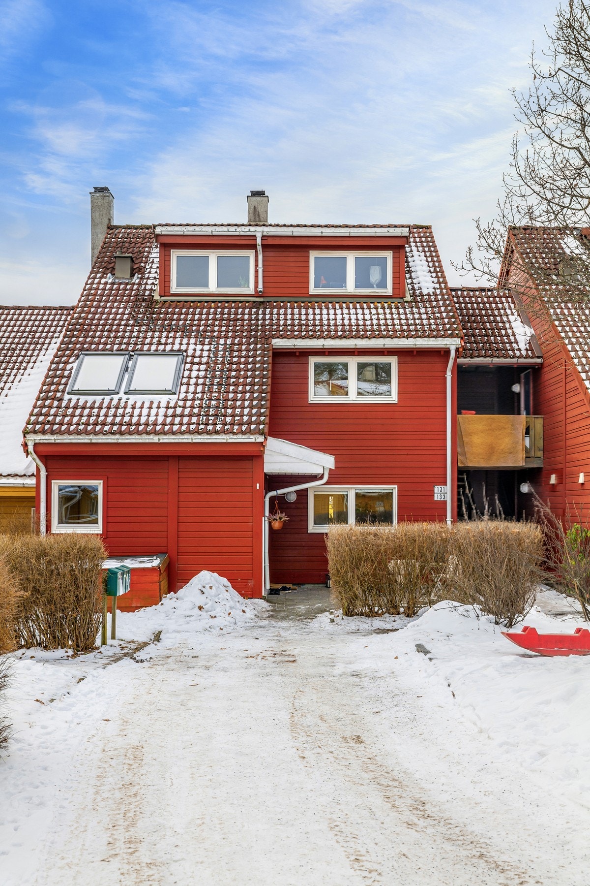 Uteplassen vender mot nordøst. og har fin morgen- og formiddagssol, et hyggelig sted for den første kaffekoppen. Galleribilde