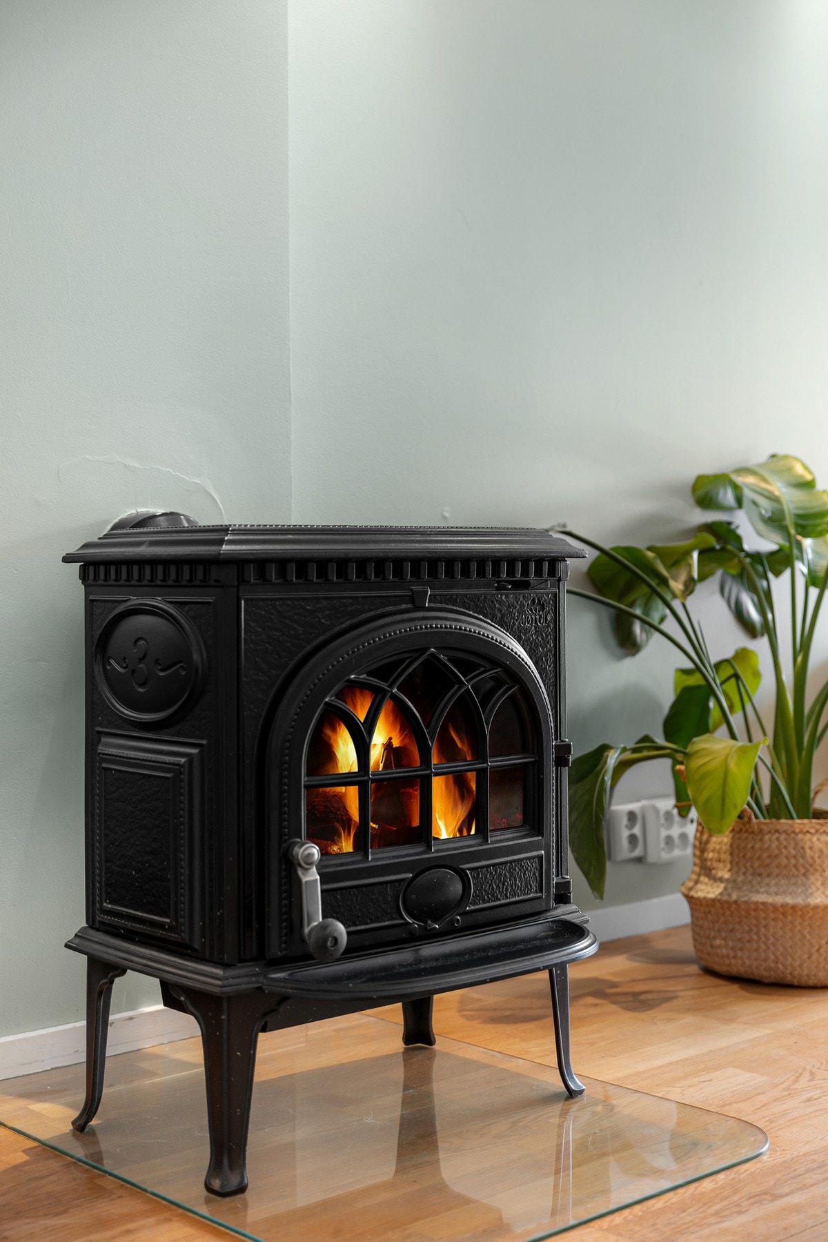 Boligen har en sjarmerende peisovn, som gir god varme på kalde vinterdager. Galleribilde