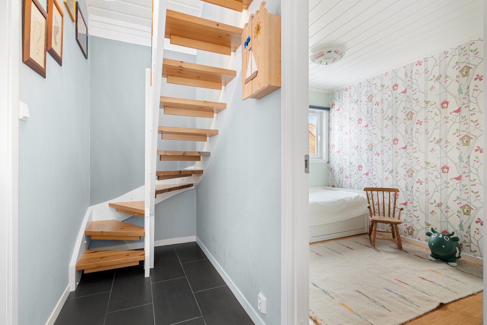 Fra entréen er det enkel adkomst til en hems via U-trapp i tre. Galleribilde