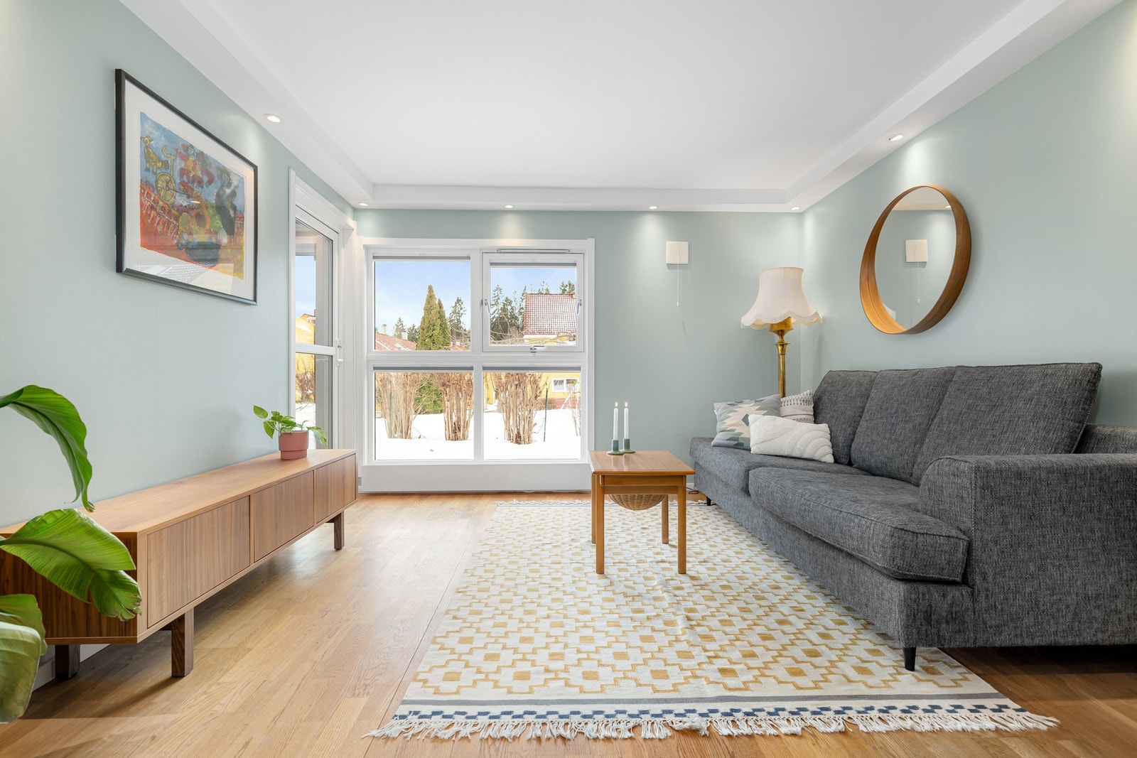 De store vindusflatene gir rikelig med naturlig lysinnslipp. Galleribilde